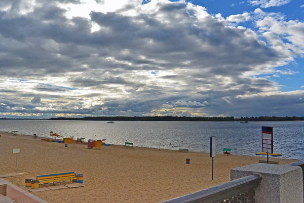 Samara, playa de la ciudad a orillas del río Volga en día nublado antes de la lluvia —  Fotos de Stock