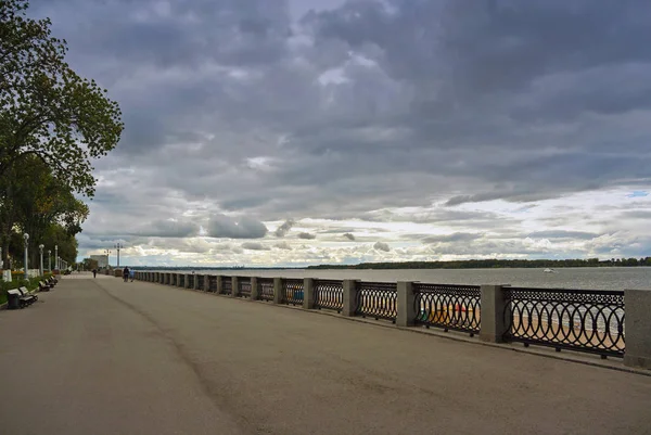 Vista sobre el terraplén del Volga de la ciudad de Samara en previsión de la tormenta . — Foto de Stock