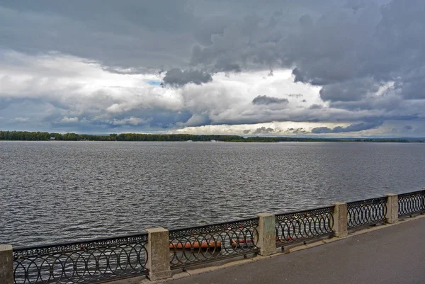 Vista sobre el terraplén del Volga de la ciudad de Samara en previsión de la tormenta . —  Fotos de Stock