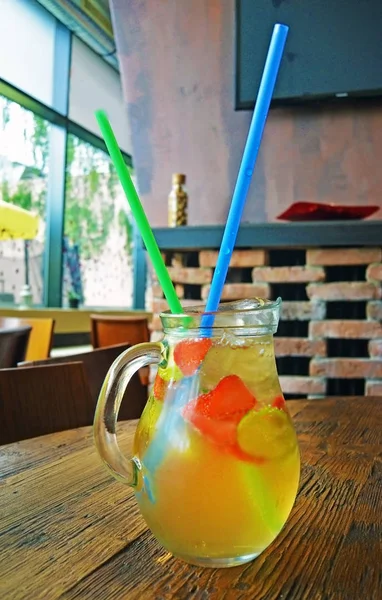 Ev yapımı limonata kokteyl. limon nane çilek