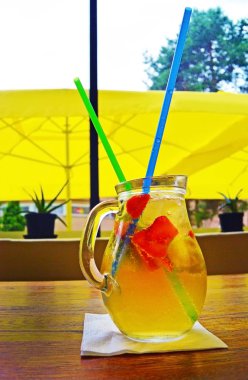 Ev yapımı limonata kokteyl. limon nane çilek