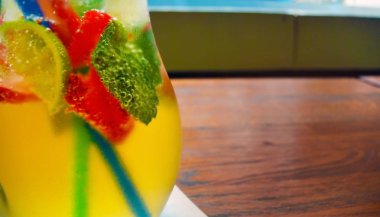 Ev yapımı limonata kokteyl. limon nane çilek