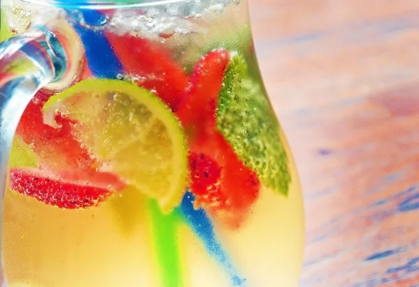 Homemade lemonade cocktail. lime mint strawberry — Stock Photo, Image