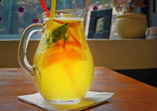 Cocktail caseiro de limonada. limão hortelã limão laranja — Fotografia de Stock