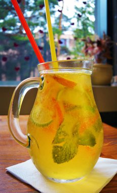 Ev yapımı limonata kokteyl. limon nane limon portakal