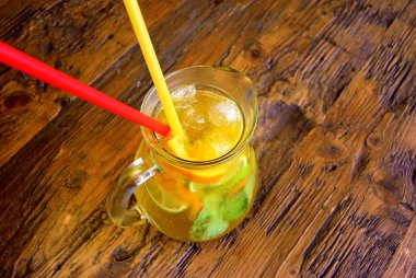 Ev yapımı limonata kokteyl. limon nane limon portakal