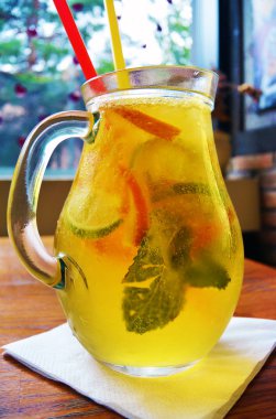 Ev yapımı limonata kokteyl. limon nane limon portakal