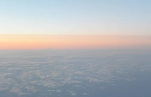 Voando acima das nuvens. vista do avião, foco suave — Fotografia de Stock