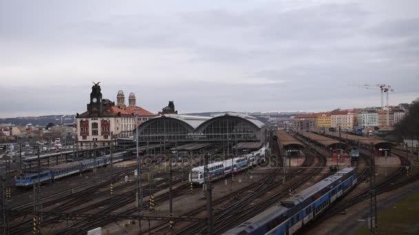 Verschiedene Züge Abfahrt und Ankunft am Hauptbahnhof in Prag — Stockvideo