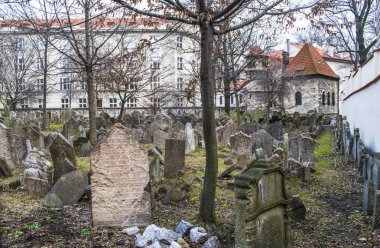Mezar taşları üzerinde Prag'da eski Yahudi Mezarlığı.