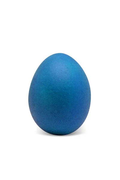 Синее пасхальное яйцо на белом фоне — стоковое фото