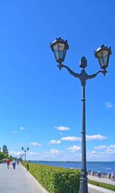Sokak lambası quay Promenade City Samara Volga Nehri'nin görüntüleyin