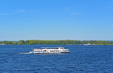 Samara, Rusya Federasyonu - Ağustos 10, 2017: motor gemi Moskva-110 Volga Nehri üzerinde