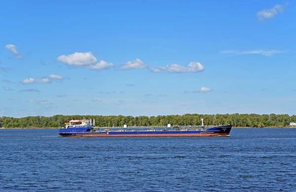 Samara, Rusya Federasyonu - Ağustos 10, 2017: Volgoneft 256'dır bir petrol tankeri deniz-nehir sınıfı