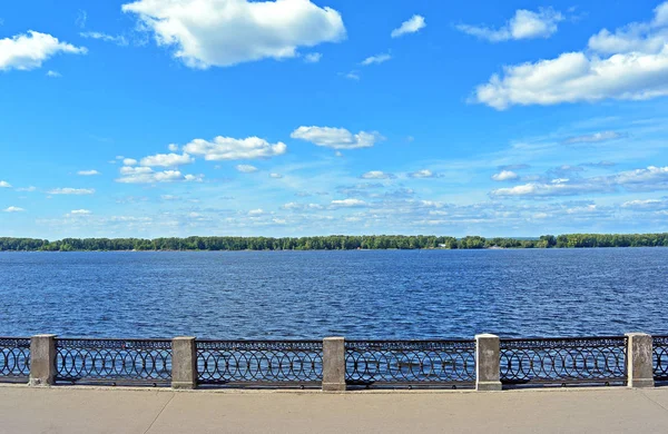 Vista frontal sobre el muelle del río Volga en la ciudad de Samara, Rusia en el soleado día de verano —  Fotos de Stock
