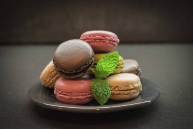 acıbadem kurabiyesi kurabiye plaka, koyu arka plan üzerinde renkli