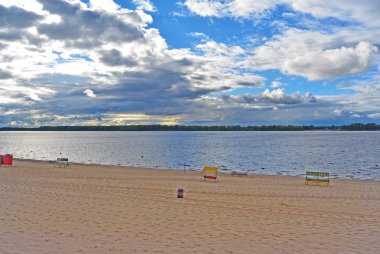 Samara, bulutlu bir gün önce yağmur, Volga Nehri'nin kıyısında Şehir beach