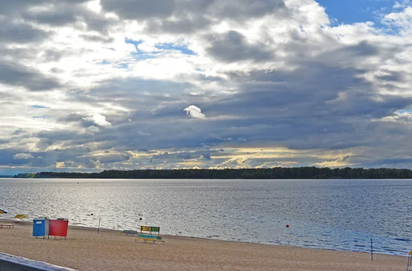 Samara, playa de la ciudad a orillas del río Volga en día nublado antes de la lluvia — Foto de Stock