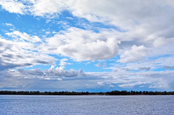 Vista sobre o rio Volga da cidade de Samara emdia nublado, céu azul com nuvens cumulus — Fotografia de Stock