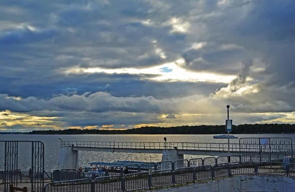 Vista do rio Volga na cidade de Samara, Rússia. Noite nublada — Fotografia de Stock