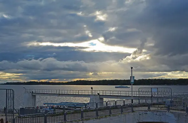 Vista del río Volga en la ciudad de Samara, Rusia. Noche nublada —  Fotos de Stock