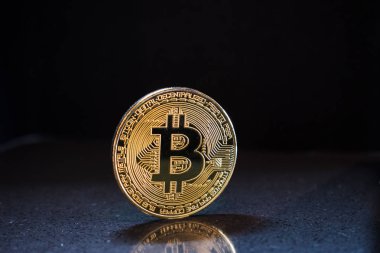 Altın Bitcoin koyu arka plan. Kripto Döviz Ticaret kavramı.