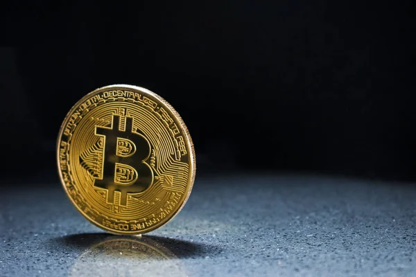 Altın Bitcoin koyu arka plan. Kripto Döviz Ticaret kavramı.
