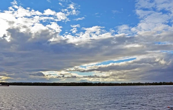 Vista sobre o rio Volga da cidade de Samara emdia nublado, céu azul com nuvens cumulus — Fotografia de Stock