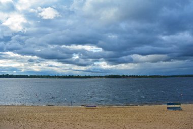 Samara, bulutlu bir gün önce yağmur, Volga Nehri'nin kıyısında Şehir beach