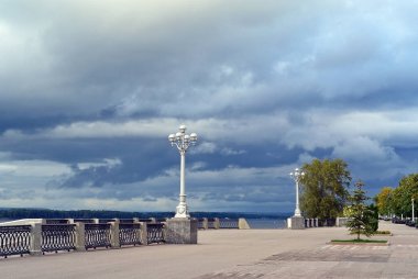 Sokak lambası quay Promenade City Samara Volga Nehri'nin görüntüleyin