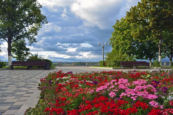 Banco sul fiume Volga della città di Samara . — Foto Stock