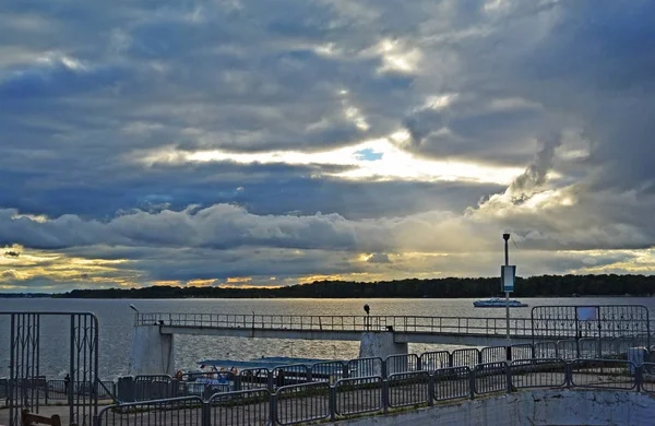 Pemandangan Sungai Volga di kota Samara, Rusia. Malam berawan — Stok Foto