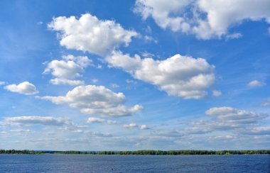 Volga Nehri Samara kenti güneşli bulutlu gün, güzel mavi gökyüzü görüntüleyin