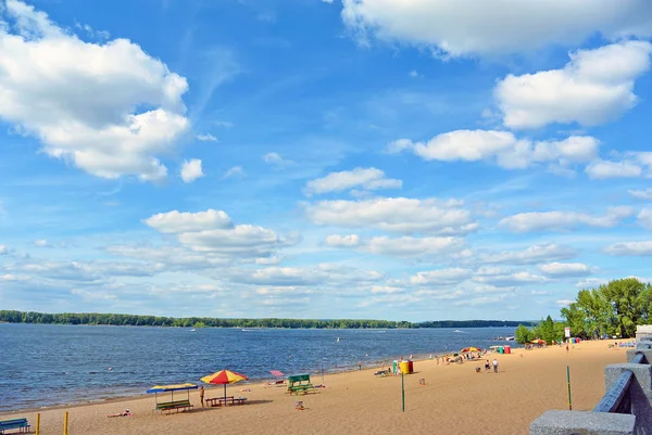 Samara, Volga Nehri kıyısında Şehir beach. güzel cumulus bulutları