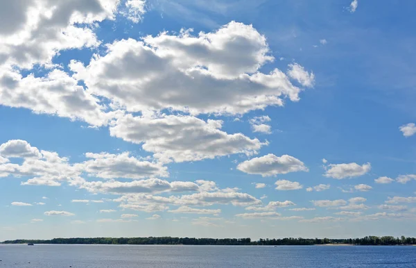 Vista sobre o rio Volga da cidade de Samara no dia ensolarado nublado, céu azul bonito — Fotografia de Stock