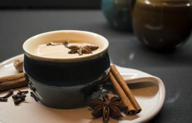 Hint geleneği sütlü içecek, baharatlı Masala çayı.