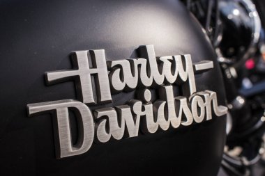 Harley Davidson logo oturum motosiklet rezervuar üzerinde çek Motor sezon açılış.