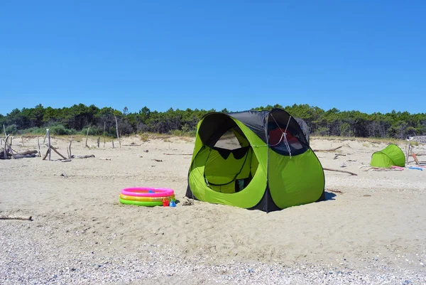 여름 외로운 야생 해변 Lido di Classe, 이탈리아에서 텐트와 캠핑 — 스톡 사진