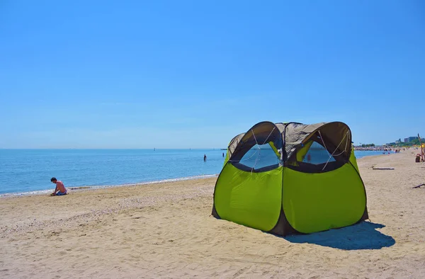 Sommar camping med ett tält på en lonesome vilda stranden Lido di Classe, Italia — Stockfoto