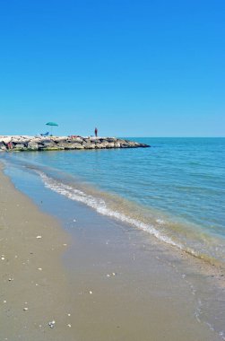 İskelede güneşli yaz günü kum plaj