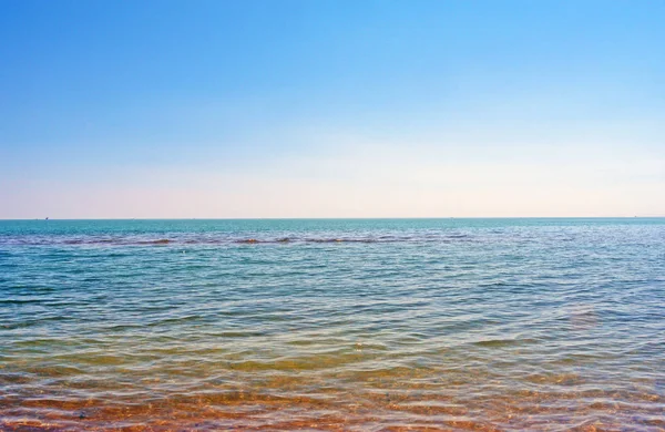 Turkooisblauwe zee horizon, heldere hemel — Stockfoto