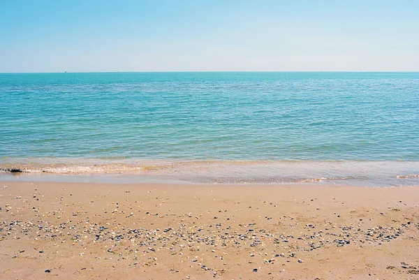 Sfondo spiaggia di sabbia vuota. Orizzonte con cielo e mare — Foto Stock