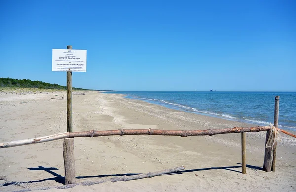Uyarı işareti tabiatı, Bevano Nehri'nin ağzında sahilde — Stok fotoğraf