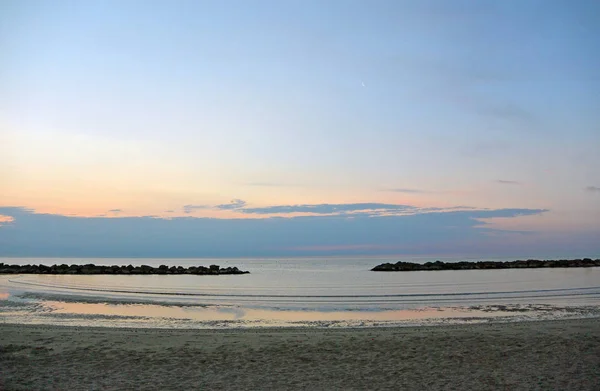 Lo sbocco sulla spiaggia di sabbia. Bel cielo alba sul mare — Foto Stock