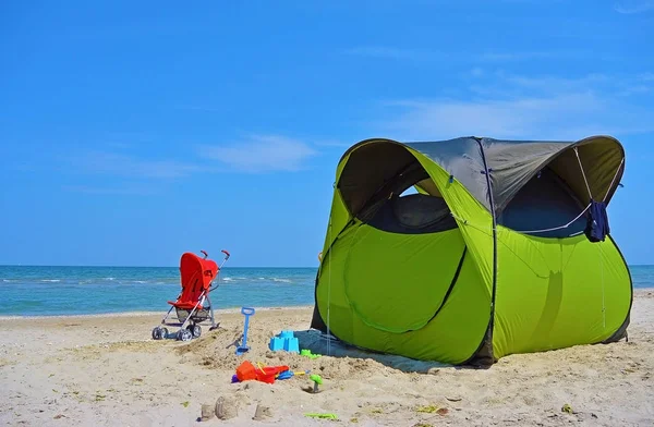 Sommar camping med ett tält på en lonesome vilda stranden Lido di Classe, Italia — Stockfoto