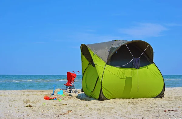 Zomer kamperen met een tent op een lonesome wilde strand Lido di Classe, Italia — Stockfoto