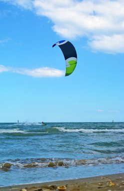 Genç adam binmek deniz, aşırı spor Kitesurfing veya kiteboarding uçurtma sörf