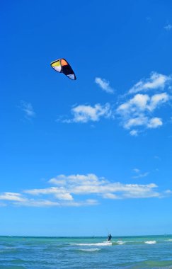 Genç adam binmek deniz, aşırı spor Kitesurfing veya kiteboarding uçurtma sörf