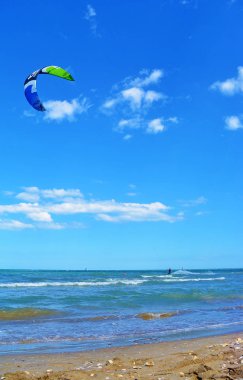 Genç adam binmek deniz, aşırı spor Kitesurfing veya kiteboarding uçurtma sörf
