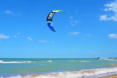 Genç adam binmek deniz, aşırı spor Kitesurfing veya kiteboarding uçurtma sörf